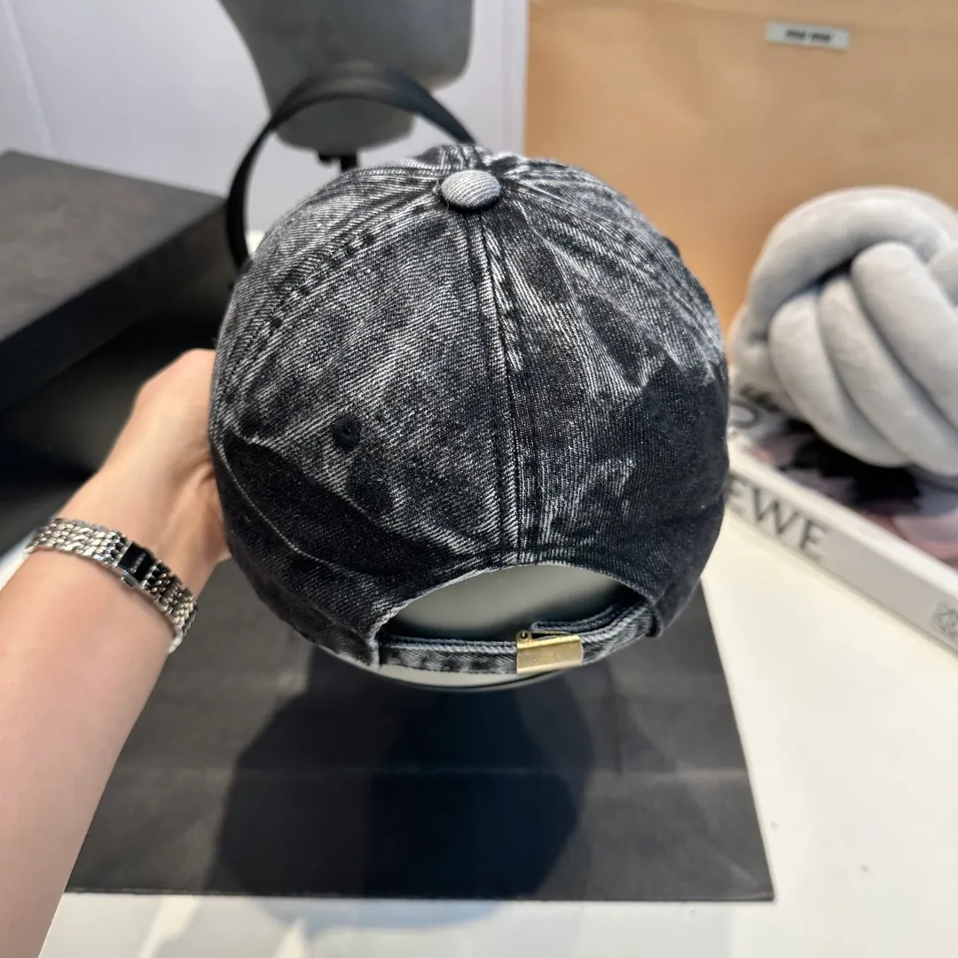 P60 Croxin's new denim denim baseball cap. Washed twill denim baseball cap. Newly launched washed denim series, casual and versatile. An artifact for spring and summer wardrobe matching.